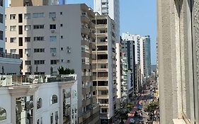 Ótimo Apto 2 quartos, Av. Brasil, de frente, quadra mar.